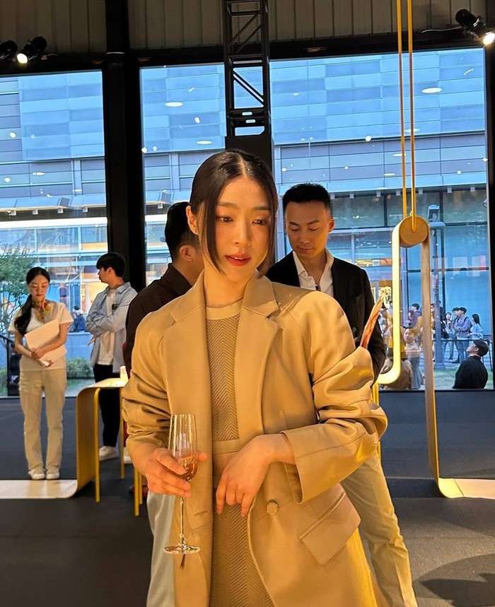 Chic & effortless, ia tampil dengan sentuhan warna beige dengan menggunakan dress berdetail yang dibalut dengan blazer berwarna senada sehingga terkesan hangat dan sophisticated./ Foto: Instagram.com/choisungeun.official