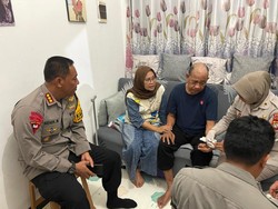 Dansat Brimob Polda Metro Jenguk-Beri Bantuan untuk Anggota yang Sakit Menahun