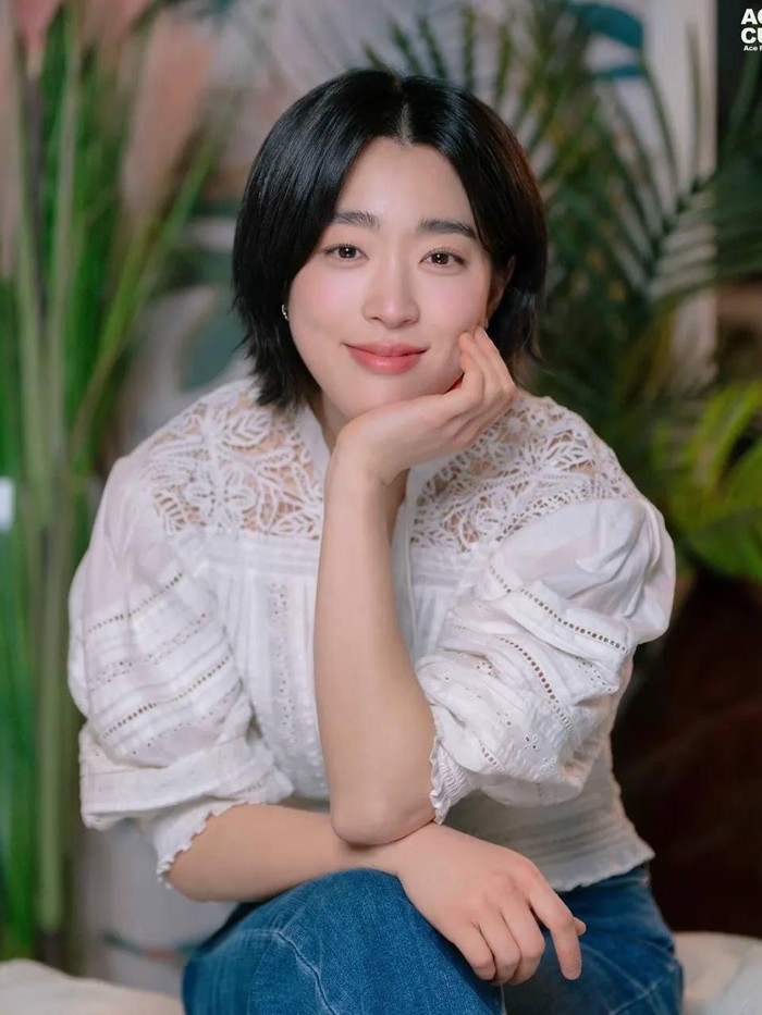 Elegan dan manis, ia memadukan blouse putih dengan detail renda dan bordiran serta potongan puff sleeves yang menjadikannya lebih feminin. Ia juga menggunakan celana jeans untuk tampil lebih kasual./ Foto: Instagram.com/choisungeun.official