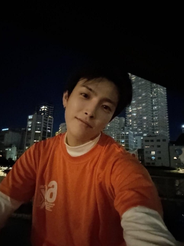 Hongjoong dikenal sebagai composer untuk lagu-lagu ATEEZ, memiliki ketertarikan di bidang fashion, telah mengadakan pameran foto pertamanya, dan masih banyak lagi./ Foto: instagram.com/no1likeme8_8