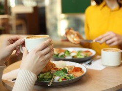 3 Kafe Hits Dekat Stasiun di Jatim, Spot Estetik Sambil Nunggu Kereta Api