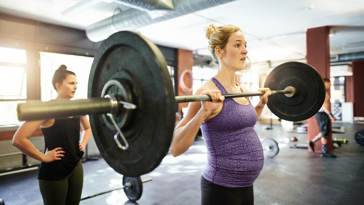 Ilustrasi Ibu Hamil Olahraga Angkat Beban