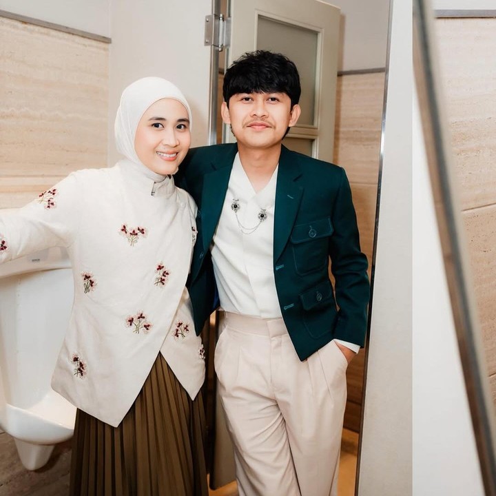 <p>Kehidupan rumah tangga pasangan artis sering kali mencuri perhatian publik. Salah satunya adalah Indra Jegel dan Sasqya Hildayati Batubara. Keduanya kerap memperlihatkan momen manis keluarga kecil mereka, Bunda. (Foto: Instagram @sasqyahildayatibatubara)</p>