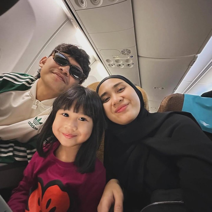 <p>Kebersamaan itu tentunya bukan yang pertama dibagikan oleh Indra dan Sasqya. Meskipun disibukkan dengan jadwal syuting, Indra juga kerap meluangkan waktu untuk mengajak istri dan anakya liburan.&nbsp;&nbsp;(Foto: Instagram @sasqyahildayatibatubara)</p>