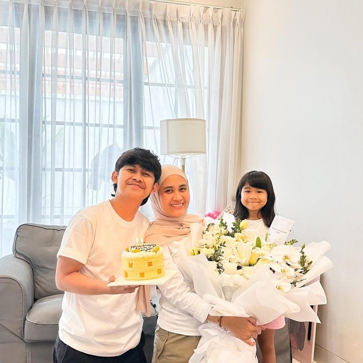 <p>Hal ini diketahui langsung lewat berbagai<em> postingan</em> di akun Instagram pribadi mereka berdua. Bahkan, belum lama ini, Indra yang baru menginjak usia 36 tahun mendapat kejutan ulang tahun dari sang istri dan putri semata wayangnya, Jihane Kallula Kiyandra.&nbsp;(Foto: Instagram @sasqyahildayatibatubara)</p>