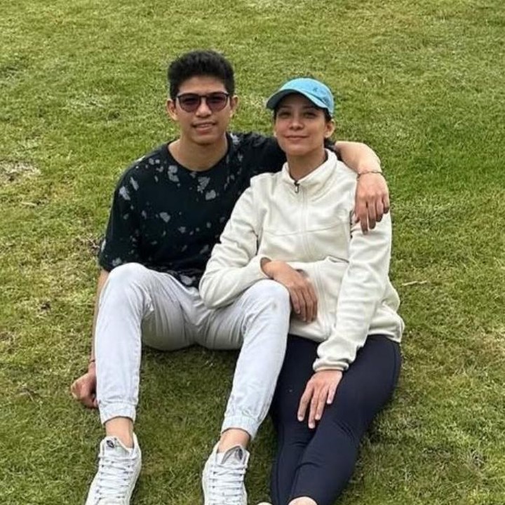 <p>Lewat Instagram miliknya, Rachel Maryam kerap membagikan fotonya bersama sang putra. Seperti dalam potretnya ini, keduanya tampak kompak berpose saat tengah berada di Melbourne, Australia. Ia pun juga tak lupa&nbsp;menyisipkan sebuah pesan manis. "Cinta pertamaku. Cinta abadiku. Anak sulungku.. Kakak Kale," tulis Rachel lewat Instagramnya. (Foto: Instagram @rachelmaryams)</p>