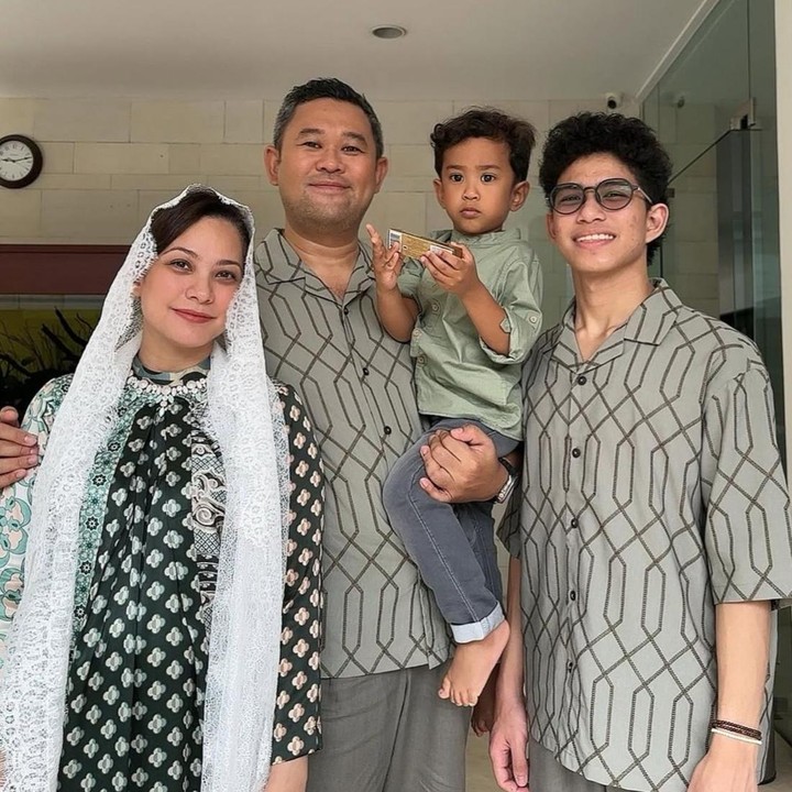 <p>Bunda masih ingat dengan Rachel Maryam? Artis yang kini berkecimpung di dunia politik sebagai anggota DPR ini diketahui menikah dengan Edwin Aprihandono. Sebelumnya, ia sempat membangun rumah tangga bersama Muhamad Akbar Pradana atau disapa Ebes. Dari pernikahan tersebut, ia dikaruniai seorang putra yang diberi nama Muhammad Kale Mata Angin. (Foto: Instagram @rachelmaryams)</p>