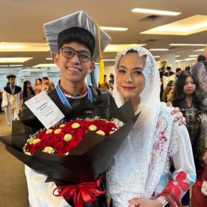 <p>Menjadi anak pertama, Muhammad Kale Mata Angin lahir pada 29 Juli 2006. Kini, ia tumbuh menjadi anak laki-laki berpenampilan menarik yang berhasil memikat perhatian publik. (Foto: Instagram @rachelmaryams)</p>