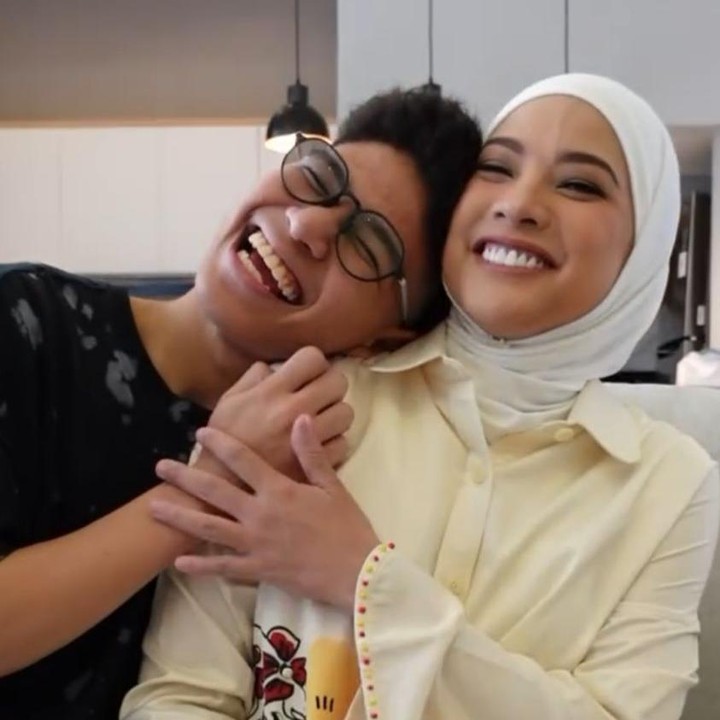 <p>Meski Kale kini sudah berusia 19 tahun, ia pun masih sering memperlihatkan sisi manjanya pada sang Bunda. Dalam berbagai kesempatan, ibu dan anak ini sering terlihat memperlihatkan kedekatan mereka. (Foto: Instagram @rachelmaryams</p>