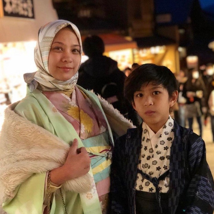 <p>Sejak Kale masih kecil, Rachel Maryam tampaknya sering mengajaknya berlibur ke berbagai tempat, Bunda. Salah satu momen berkesan mereka adalah saat menikmati waktu bersama di Tokyo, Jepang.&nbsp;(Foto: Instagram @rachelmaryams)</p>