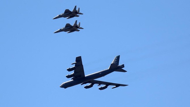 Sepasang jet bomber B-52 milik Amerika Serikat berseliweran di atas laut Karibia berdekatan dengan Venezuela pada Kamis (6/11).
