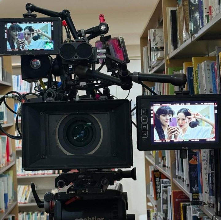 <p>Perempuan 26 tahun itu membagikan momen di balik layar bersama para pemain untuk mempromosikan drama terbarunya. &ldquo;Jam 6 hari ini <em>Dear X,</em>&rdquo; tulis akun <em>@your_r_love,</em> Jumat (7/11/2025).&nbsp;(Foto: Instagram @you_r_love)</p>