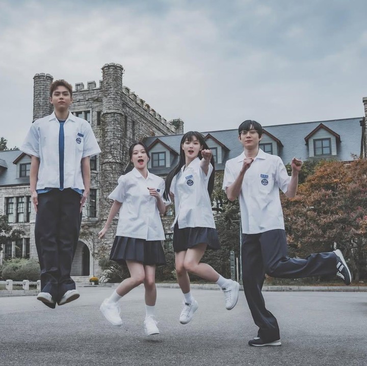 <p>Kebersamaan Kim Yoo Jung bersama para pemeran lainnya ternyata tidak begitu menegangkan seperti suasana drama tersebut, Bunda. Hal ini diketahui langsung lewat beberapa foto yang baru dibagikan oleh sang aktris.&nbsp;(Foto: Instagram @you_r_love)</p>