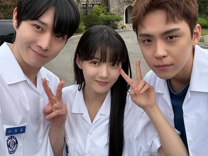 5 Potret Keakraban Kim Yoo Jung bersama Pemeran Drama Korea Dear X