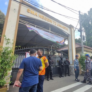 Ledakan Guncang Masjid SMAN 72 Jakarta, 8 Orang Luka & Ditemukan Senjata Bertuliskan Nama Teroris