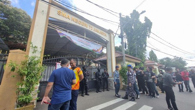 Ledakan Guncang Masjid SMAN 72 Jakarta, 8 Orang Luka dan Ditemukan Senjata Bertuliskan Nama Teroris
