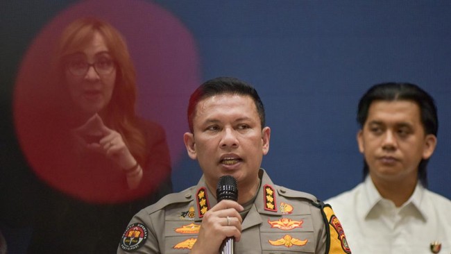 Polisi mengonfirmasi terduga pelaku ledakan SMA 72 Jakarta Utara sudah sadar pasca-operasi. Penjagaan ketat diterapkan untuk pelaku dan semua korban.