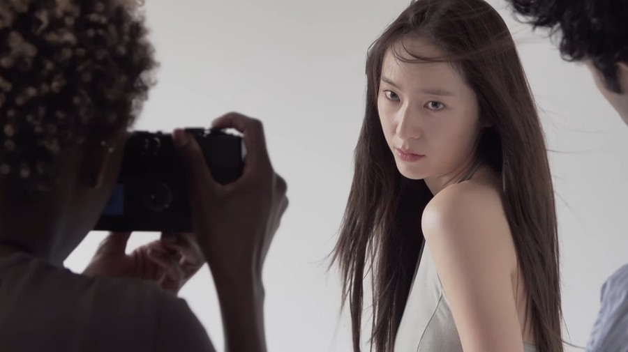 Penyanyi Korea Krystal memperlihatkan proses rekamannya untuk single berjudul Solitary yang akan dirilis 27 November 2025&period;