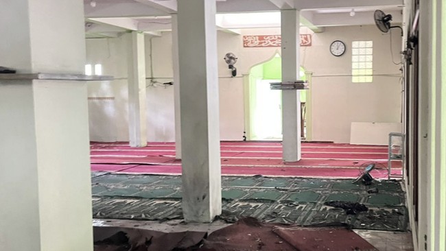 Saksi menyebut ada dua ledakan di SMA 72 Kelapa Gading, Jakarta, siang tadi.