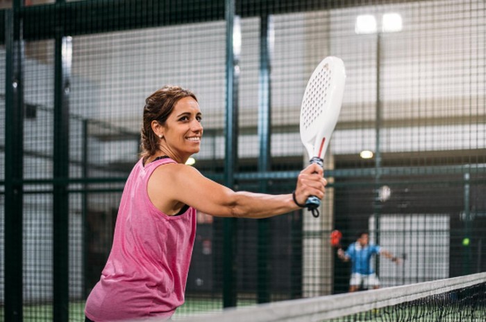 Leo menikmati sorotan dan menghargai pengakuan atas kemampuan mereka. Di lapangan padel, mereka bertanding dengan penuh gaya dan kepercayaan diri yang kuat./ Foto: freepik.com/HelloDavidPradoPerucha