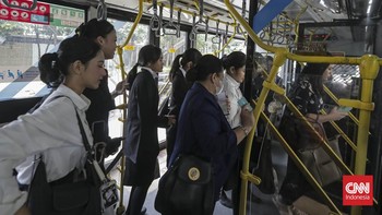FOTO: Gratis LRT, MRT & BRT untuk Pekerja Maksimal Bergaji Rp6,2 Juta