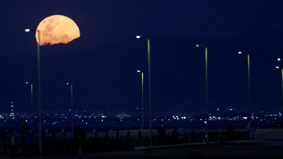 Daftar Fenomena Langit Desember 2025: Supermoon Hingga Hujan Meteor