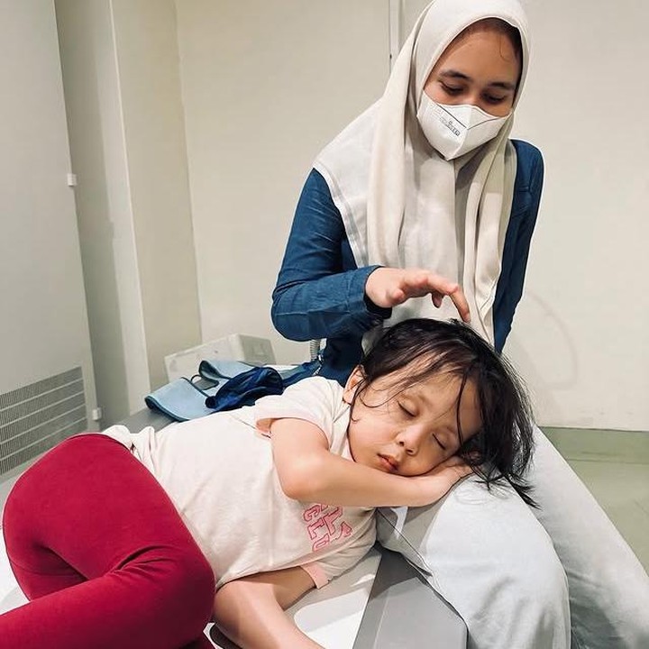 <p>Hal ini diungkapkan langsung oleh Joanna melalui Instagram pribadinya. Ia mengatakan bahwa sang putri harus dioperasi karena ada potongan lego yang masuk ke hidungnya. (Foto: Instagram @joannaalexandra)</p>
