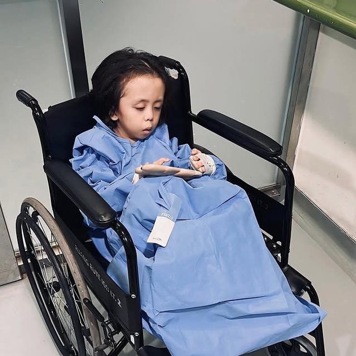 <p>Joanna menceritakan bahwa kejadian ini bermula dari keusilan Ziona yang mencoba memasukkan mainan legonya ke hidungnya. Alhasil, sang putri harus dibawa ke poli THT terdekat, tetapi dokter tidak berhasil mengeluarkan benda tersebut dari hidungnya, Bunda. "Berawal dari sebuah keusilan Ziona, berujung ke ruang operasi di jam 5 pagi yah dekk. Huaaaah masukkin lego ke idung jam 6 sore. Dibawa ke poli tht terdekat, dokternya enggak bisa keluarin," tulis Joana melalui Instagramnya. (Foto: Instagram @joannaalexandra)</p>