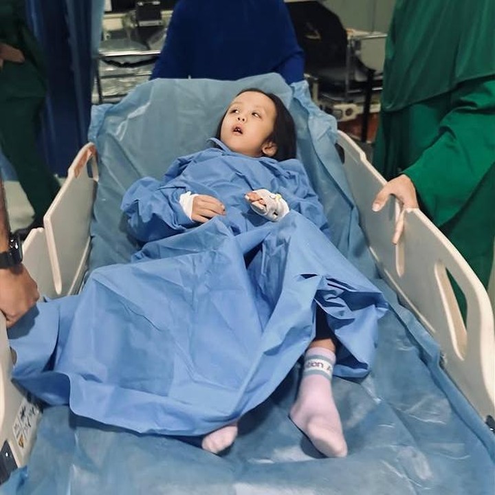 <p>Tak tinggal diam, Joanna segera membawa sang putri menuju IGD pada pukul 9 malam. Ia mengaku sempat berusaha mengeluarkan benda tersebut sendiri, tetapi gagal hingga akhirnya Si Kecil harus dibius dan dioperasi. "Akhirnya dibawa ke IGD THT RSCM jam 9 malam&hellip; udah usaha sampe kaya perang dunia megangin Zio yang berontak-rontak, enggak bisa keluarin juga itu lego karena licinnn dan Zio enggak bisa diemm sampe dipegangin 8 orang. Akhirnyaaaaaa diputusin untuk dibius ajaa dan masuk ruang operasi biar bisa dikeluarin," tambahnya. (Foto: Instagram @joannaalexandra)</p>
