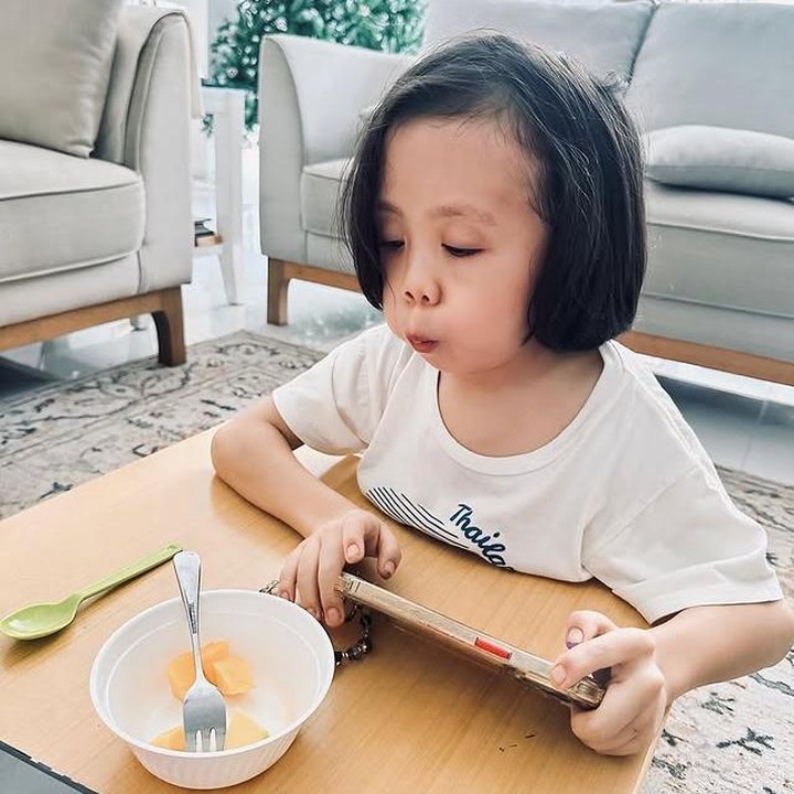 <p>Syukurnya, setelah dilakukan tindakan operasi, kondisi terbaru Ziona bikin hati lega. Joana menuliskan bahwa putrinya kini kembali cerita, bahkan sudah bisa makan buah, Bunda. "Akhirnya bisa dibius dan diekstraksiii itu lego seupriiiiittt. Setelah observasi aman, keluar jugaaaaaaa kitaaa dari rs jam 11.30 siang, adek sampe rumah langsung cekikikan dan makan buaaah," kata Joana. (Foto: Instagram @joannaalexandra)</p>