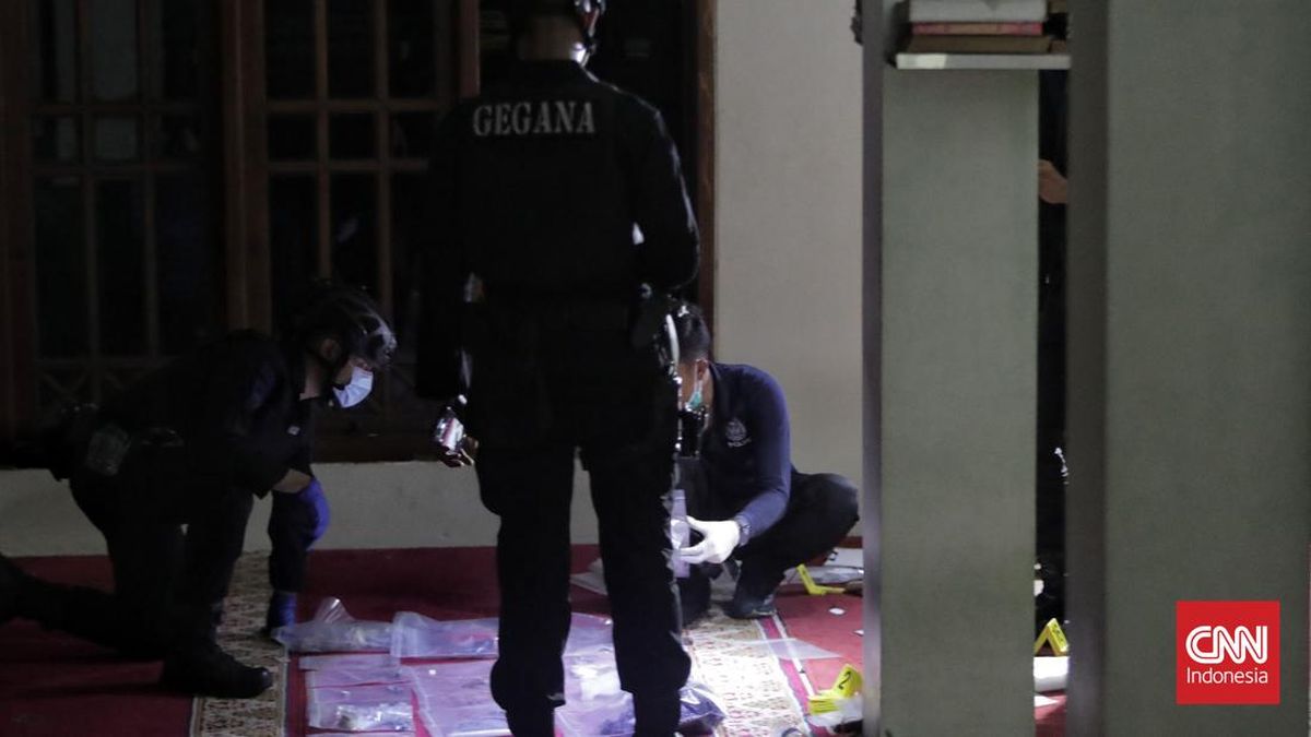 Polisi Sita Buku Usai Geledah Rumah Terduga Pelaku Ledakan SMA 72