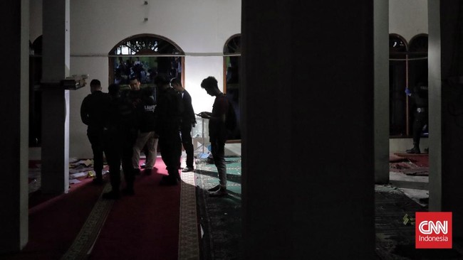 Polisi masih melakukan olah tempat kejadian perkara (TKP) ledakan di SMA 72 Kelapa Gading, Jakarta Utara hingga malam ini.