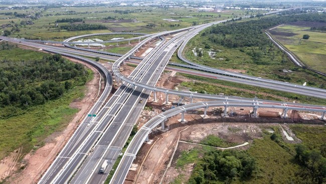 Sejumlah kendaraan melintas di simpang susun Palembang Jalan Tol Trans Sumatera (JTTS) ruas Palembang-Kayu Agung di Pemulutan, Ogan Ilir (OI), Sumatera Selatan, Jumat (7/11/2025). Pembangunan simpang susun Palembang yang menghubungkan JTTS ruas Palem