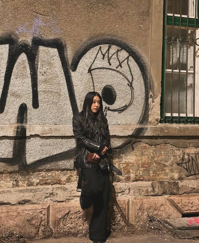 Pemeran Song Ha Kyeong dalam drama Last Summer ini, tampil lebih edgy dengan jaket kulit oversize yang dipadukan cargo pants berwarna hitam dan sepatu docmart yang membuatnya stylish dan cool./ Foto: Instagram.com/choisungeun.official