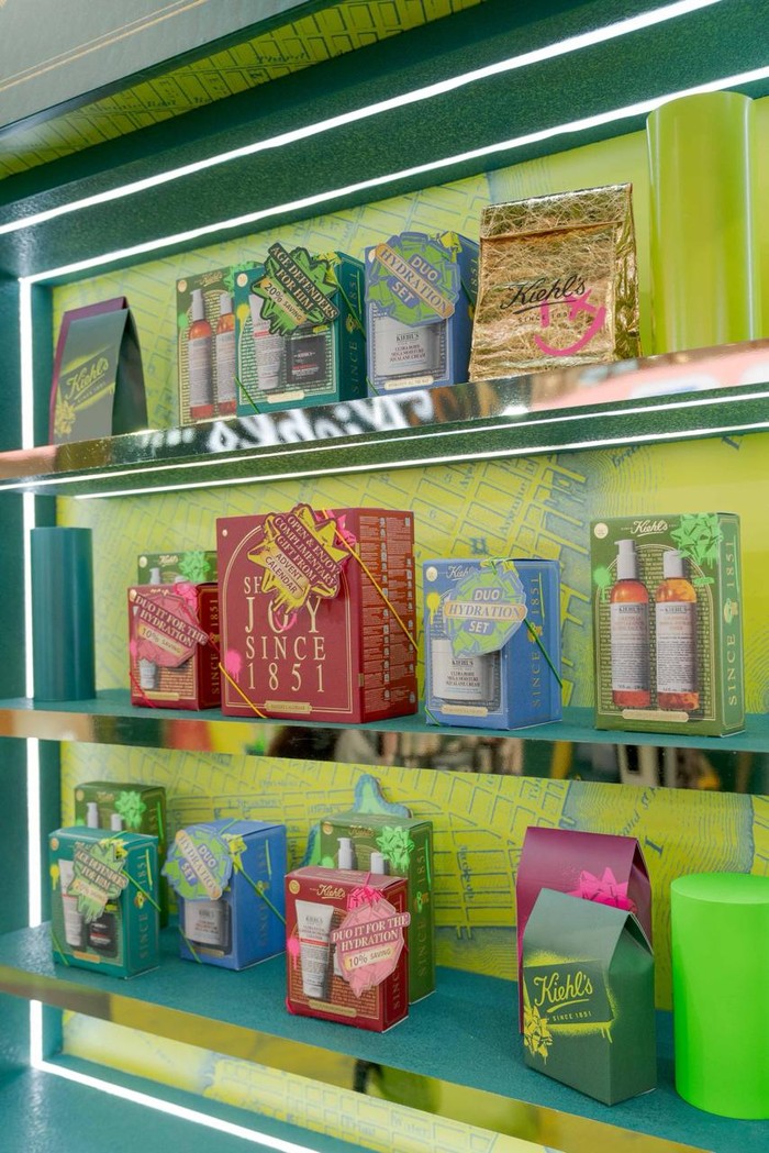 Koleksi ini hadir dengan kemasan yang bertransformasi, menonjolkan grafiti berwarna neon dengan palet warna yang kaya dan aksen emas, yang terinspirasi dari warisan Kiehl's di New York City.