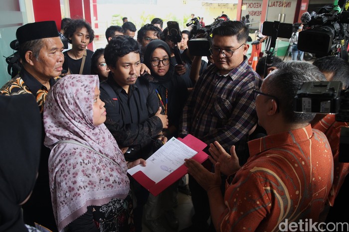 Penyidik Polda Metro Jaya menyerahkan dokumen jenazah Muhammad Farhan Hamid dan Reno Syahputra Dewo kepada pihak keluarga di RS Polri, JAkarta Timur, Jumat (7/11/2025). Rencananya, jenazah akan diserahkan besok. Sebelumnya, polisi menyelidiki temuan dua kerangka manusia di gedung ACC, Kwitang, Jakarta Pusat. Gedung itu terbakar pada 29 Agustus dan dua kerangka baru ditemukan pada Kamis (30/10). Polisi mengambil sampel DNA dari keluarga dua orang yang dilaporkan hilang sejak 29 Agustus lalu.