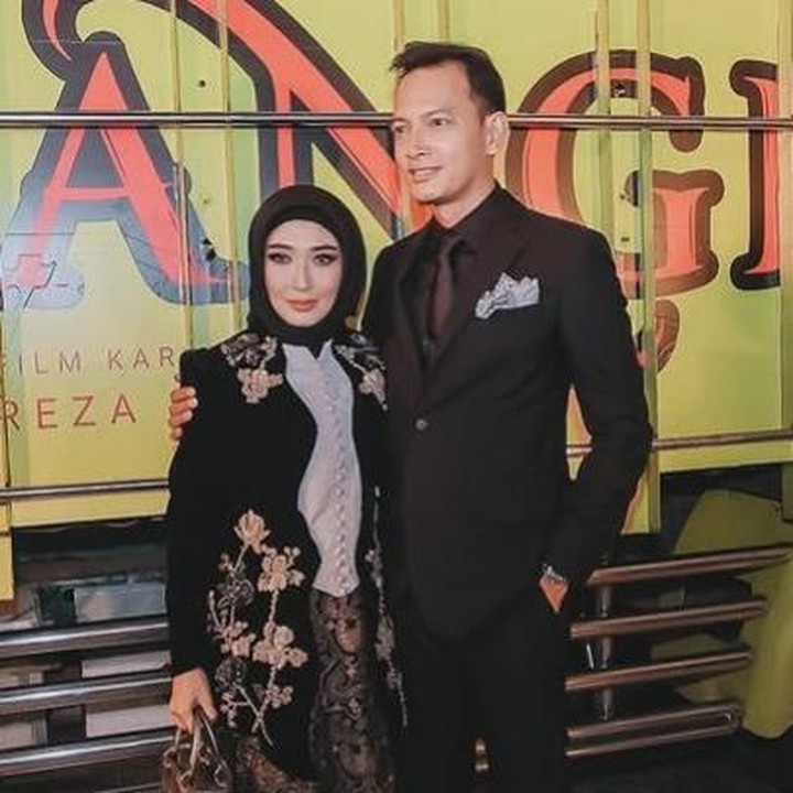 <p>Sebelum resmi menikah dengan Vanny, Fedi dikenal sangat tertutup dan tidak pernah memperlihatkan sosok Vanny ke hadapan publik. Kabarnya, keduanya menjalani proses ta&rsquo;aruf selama satu tahun sebelum akhirnya memutuskan untuk menikah, Bunda. (Foto: Instagram @calystavannyws)</p>