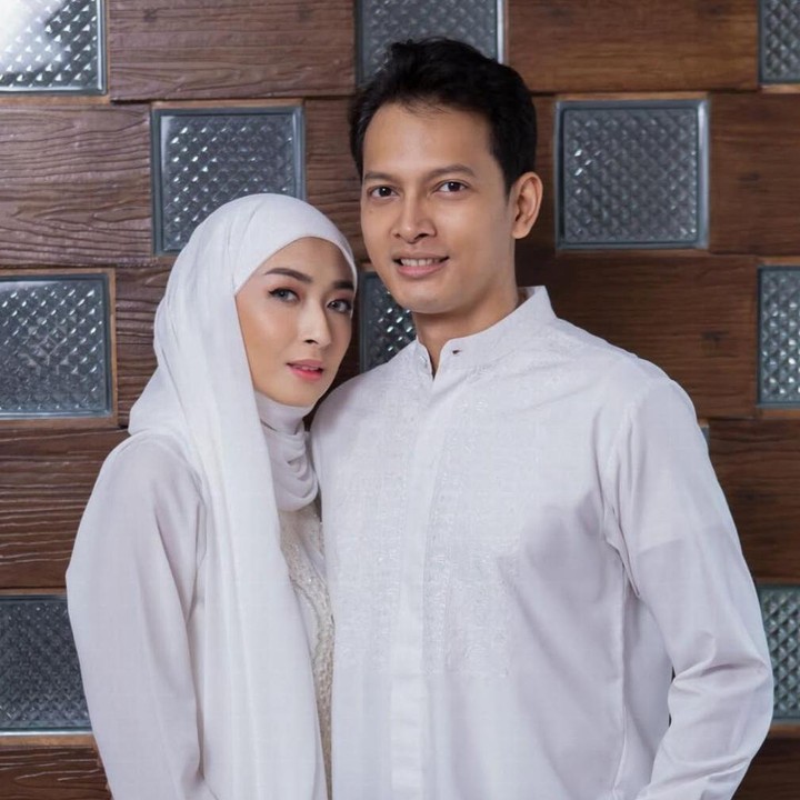 <p>Bunda yang sering menonton film Indonesia pastinya sudah enggak asing dengan sosok Fedi Nuril, ya? Aktor berusia 43 tahun ini menikah dengan Vanny Widyasasti pada tahun 2016 dan menjalani rumah tangga dengan adem ayem. (Foto: Instagram @fedinuril)</p>
