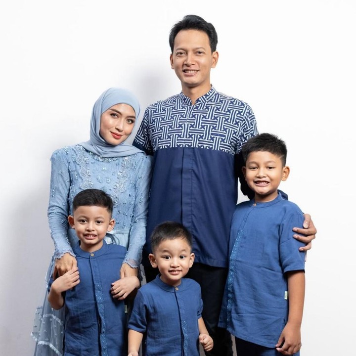 <p>Dari pernikahannya, Fedi dan Vanny dikaruniai tiga orang putra. Mereka diberi nama Hasan Fadhillah Nuril, Aksa Ganindra Nuril, dan si bungsu Kay Mahdi Nuril. (Foto: Instagram @fedinuril)</p>