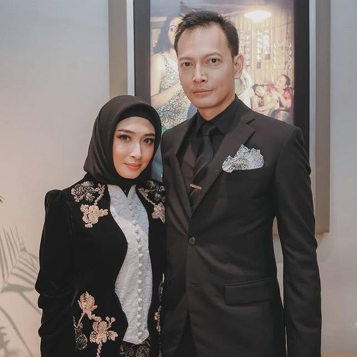 <p>Fedi Nuril yang sudah lama berkecimpung di dunia film selalu mendapat dukungan penuh dari sang istri. Seperti baru-baru ini, Vanny tampak hadir dalam acara promosi film terbaru sang suami yang berjudul <em>Pangku</em>. (Foto: Instagram @calystavannyws)</p>