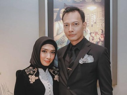 5 Potret Fedi Nuril dan Istri yang Jorong Tersorot, Terbaru Tampil Mesra di Premier Film