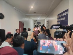 Usai dari SMAN 72, Pramono Tengok Korban Ledakan di RS IsIam Cempaka Putih