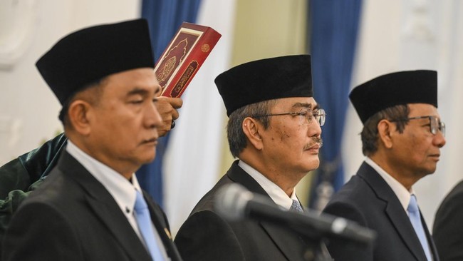 Presiden RI Prabowo Subianto membentuk Komisi Percepatan Reformasi Polri yang dipimpin oleh Jimly Asshiddiqie, mantan Ketua MK periode 2003-2008.