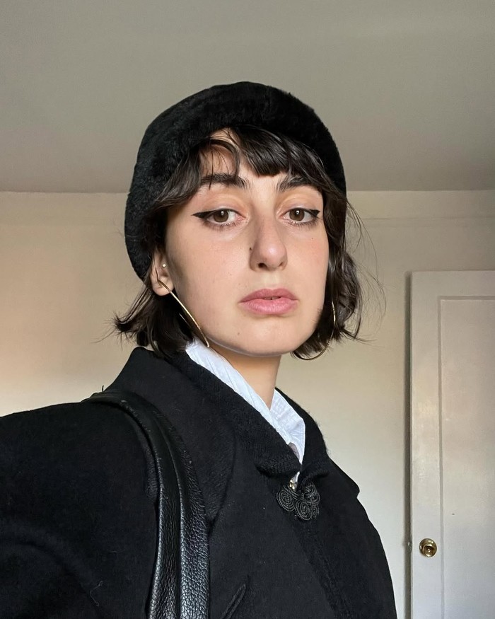 Rama Duwaji adalah seorang seniman berbakat berdarah Suriah. Ilustrasinya telah dimuat di The Cut, BBC, Vogue, dan The New Yorker. Ia juga vokal menunjukkan dukungannya untuk Palestina.