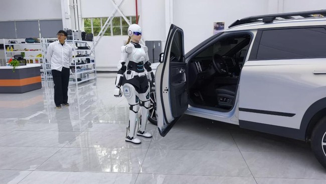 Yang kami saksikan bukan sekadar demonstrasi teknologi, melainkan sebuah visi lengkap tentang bagaimana robot-robot ini akan segera masuk ke dalam kehidupan.