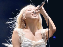 Pakai Slip Dress di Konser, Gaya Rose BLACKPINK Dikritik Seperti Mau Tidur