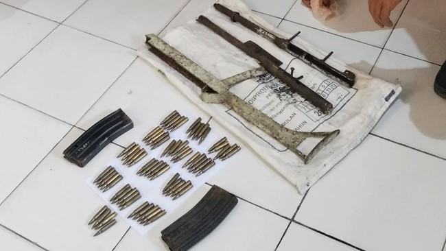 Amunisi ditemukan warga ketika membangun pondasi dapur rumah, sedangkan senjata ditemukan warga lain saat membersihkan gudang.