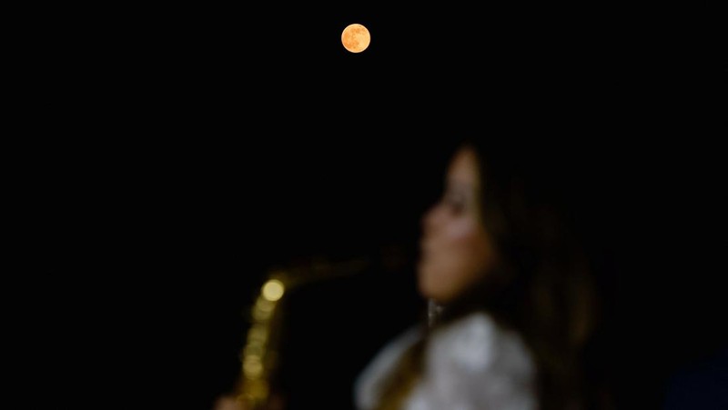 Pesawat melintasi bulan supermoon di Aguimes, Pulau Gran Canaria, Spanyol, 5 November 2025. (REUTERS/Borja Suarez)