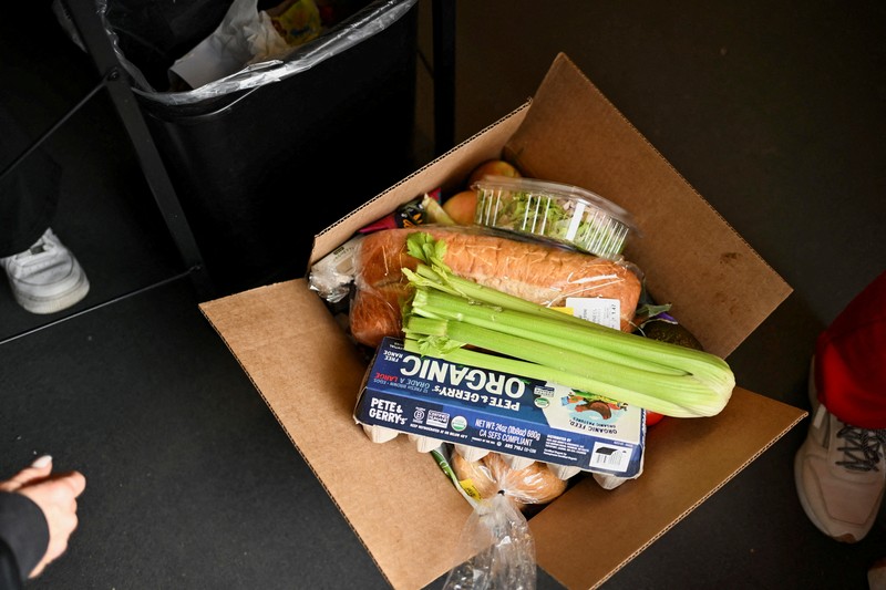 Para relawan memuat kotak-kotak makanan ke dalam mobil selama acara yang diadakan oleh Community FoodBank of New Jersey bekerja sama dengan Bergen County untuk mengirimkan bantuan makanan darurat kepada pekerja Federal dan penerima SNAP di tengah penutupan pemerintah AS di Leonia, New Jersey, AS, 6 November 2025. (REUTERS/Mike Segar)