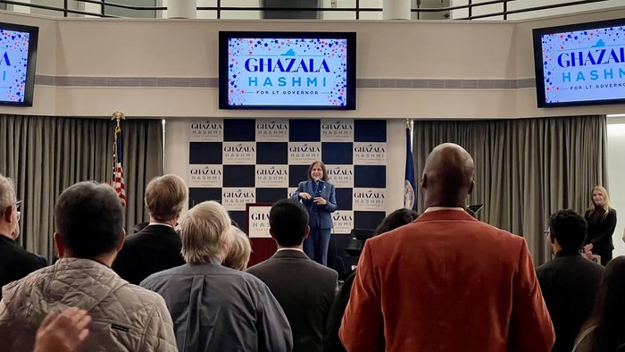 Ghazala Hashmi berhasil mencatat sejarah dengan menjadi Wakil Gubernur Virginia Muslim pertama. Ini profil dan perjalanan kariernya!